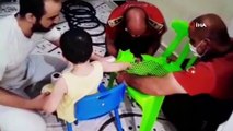 Mardin'de parmakları sandalyeye sıkışan çocuğun imdadına itfaiye ekipleri koştu