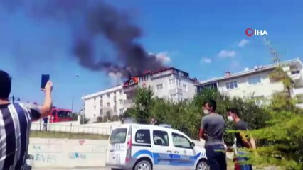 3 katlı binanın çatısı alev alev yandı