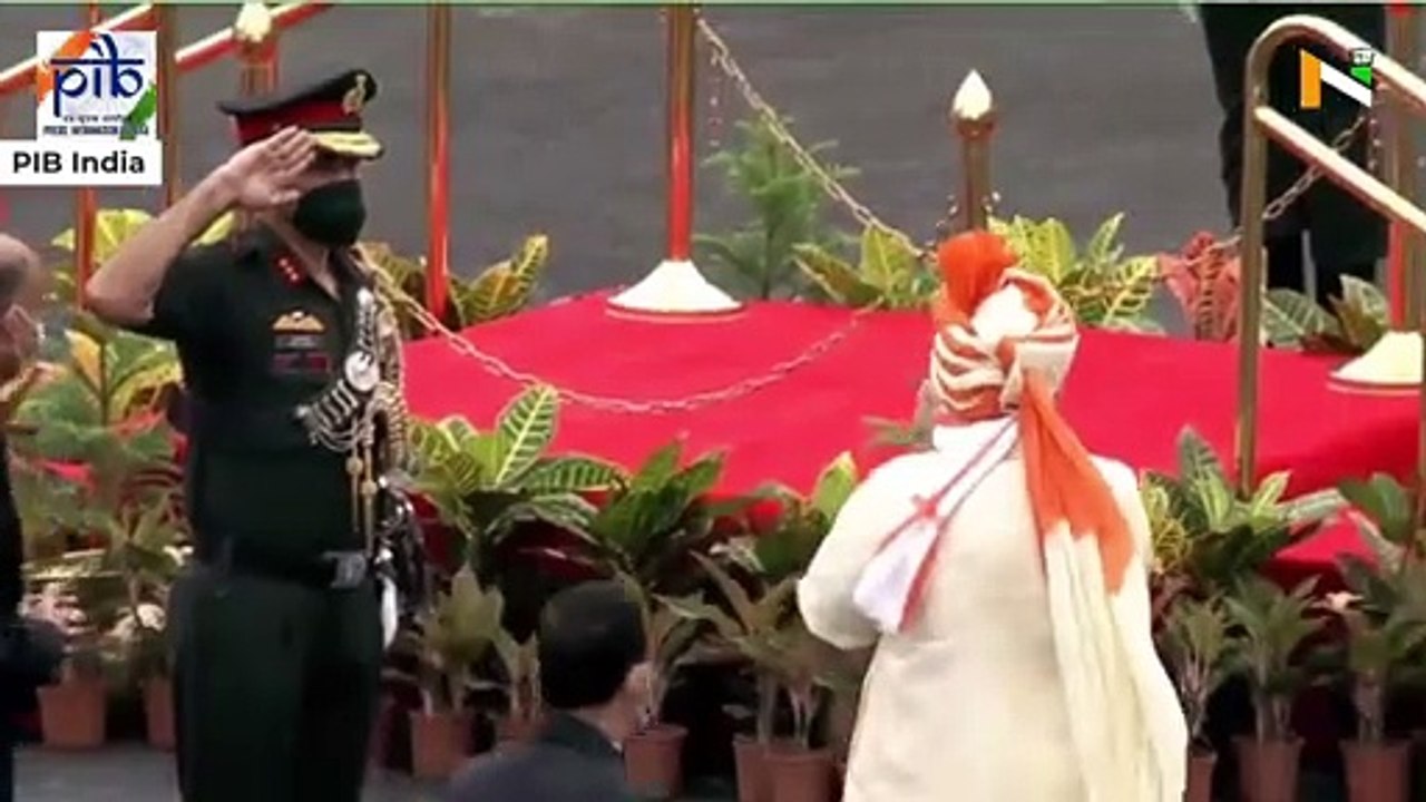 PM Modi continues Independence Day turban tradition, beams in saffron safa & crème kurta