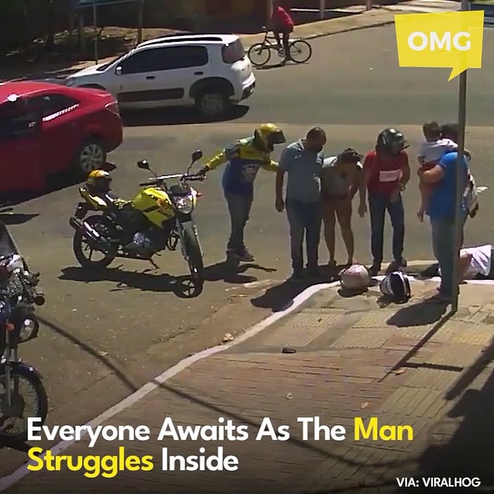 Une femme tombe dans un trou d'homme après un accident de moto