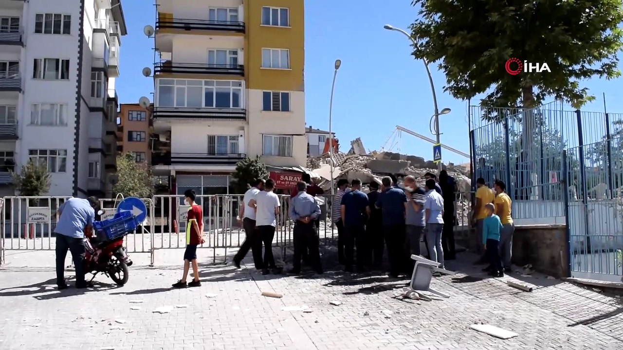 Depremde hasar gören bina yıkım çalışmaları esnasında böyle çöktü