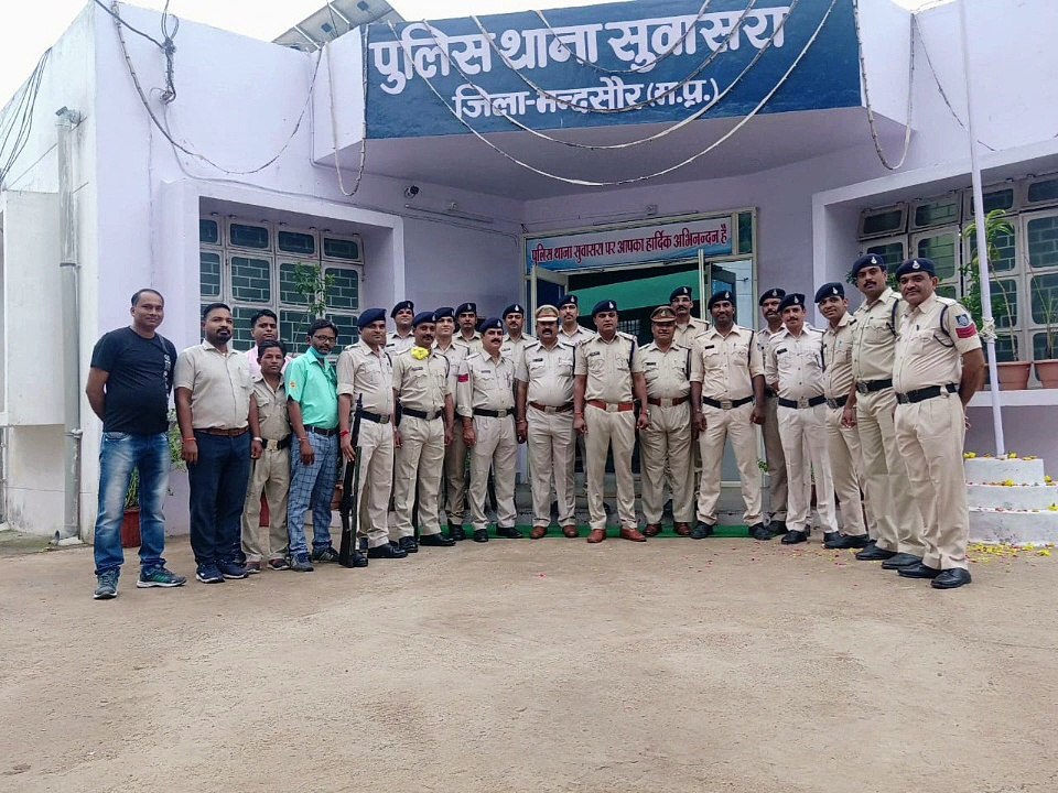 सुवासरा थाना में पुलिस थाना में ध्वजारोहण पुलिस...