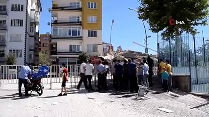 Yıkımı yapılan 6 katlı bina çöktü yan bina hasar gördü