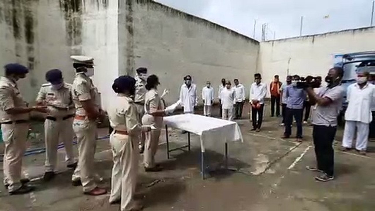 केंद्रीय जेल अधीक्षक द्वारा एक अच्छा संदेश देकर जेल से छोड़े गए 35 बंदी