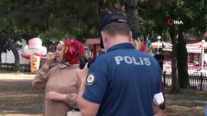 Alışveriş poşetini unutup gezince polisi alarma geçirdiler