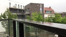 Pluie d’été sur la balustrade au ralenti