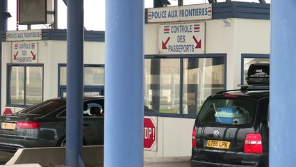 Depuis Calais, les voyageurs se préparent au confinement qui les attend en Grande-Bretagne