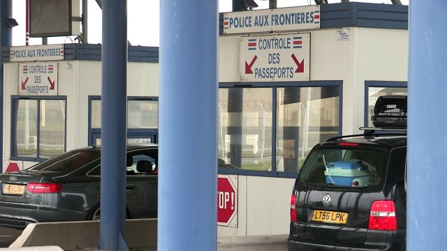 Depuis Calais, les voyageurs se préparent au confinement qui les attend en Grande-Bretagne