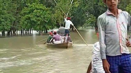 सपा के पूर्व विधायक ने कार्यकर्ताओं के साथ बाढ़ क्षेत्र का हालचाल जाना