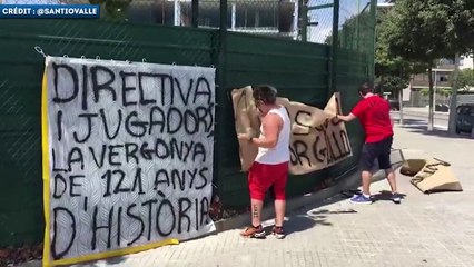 La colère des socios du Barça devant le centre d'entraînement