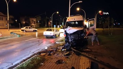 Bursa’da ambulans kaza yaptı: 3 yaralı