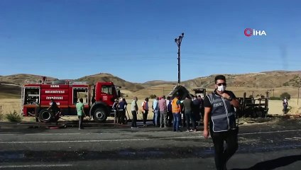 Saman yüklü kamyon yanarak hurdaya döndü