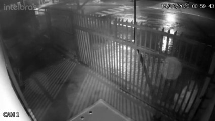 Vídeo mostra homens realizando furto em empresa no Bairro Santo Onofre