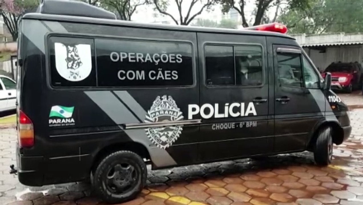 Com ajuda de cão farejador, Choque detém homem...