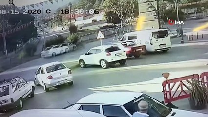 Otomobilin çarptığı motosiklet sürücüsü 100 metre böyle sürüklendi
