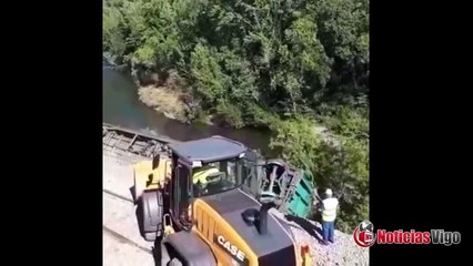 ADIF verte ao Rio Sil os vagons descarrilados do accidente en Carballeda de Valdeorras