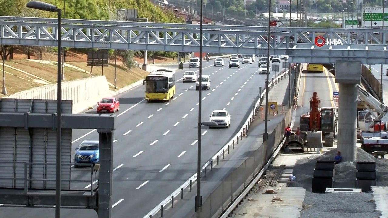 Metrobüs istasyonu çalışmasıyla gece trafiğe kapatılan D-100 karayolu sabah saatlerinde trafiğe açıldı