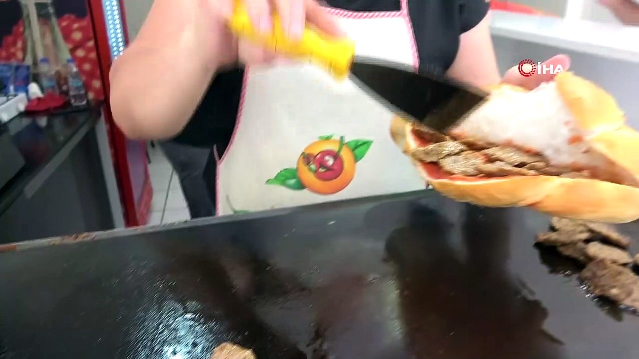 Türkmen gelin,  Elazığ’da döner kesip  köfte yapıyor