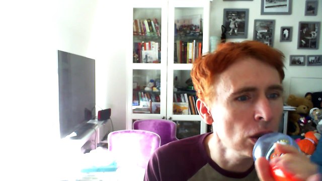 Wiwi égratigne les people