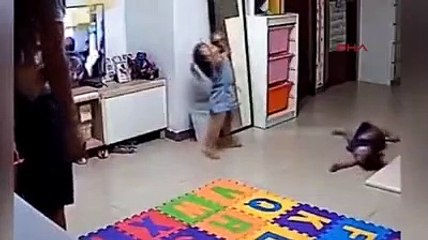 Ayna tam üstüne düşüyordu; babanın 'kızını kurtaran refleksi' gündem oldu