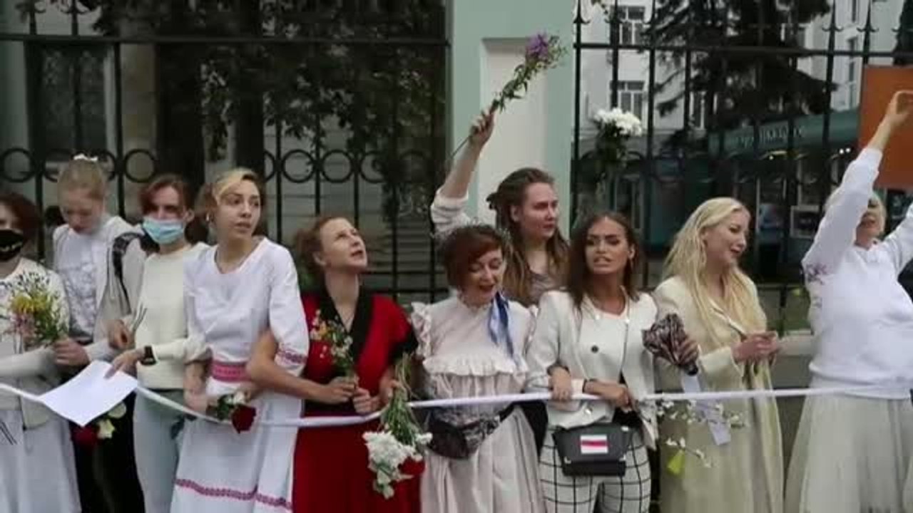 Cientos de personas protestan frente a la embajada de Bielorrusia en Moscú