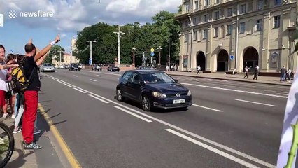 Minsk residents line streets in "chain of solidarity" against disputed Belarus election