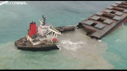 Маврикий: севший на мель танкер раскололся пополам