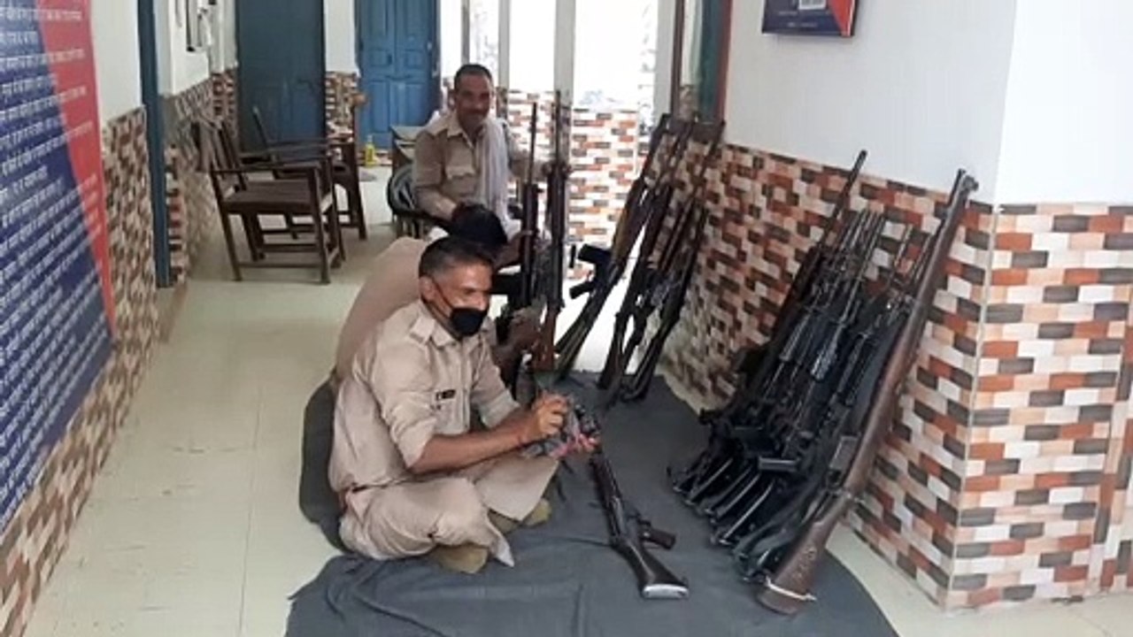कांधला पुलिस ने थाना परिसर में की असलाहो की साफ सफाई