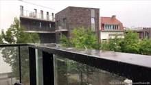 Zeitlupen-Sommerregen auf der Balustrade