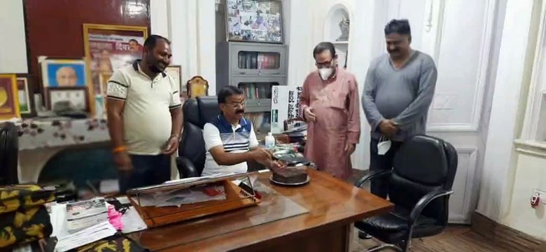 इटावा: छत्रिय स्वाभिमान मंच के लोगों ने जिलाधिकारी का मनाया जन्मदिन