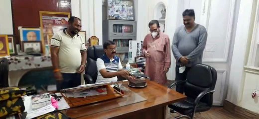 इटावा: छत्रिय स्वाभिमान मंच के लोगों ने जिलाधिकारी का मनाया जन्मदिन