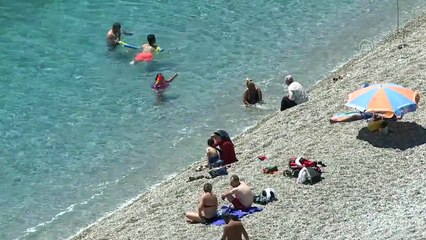 Sıcaktan bunalanlar denizde serinliyor - ANTALYA