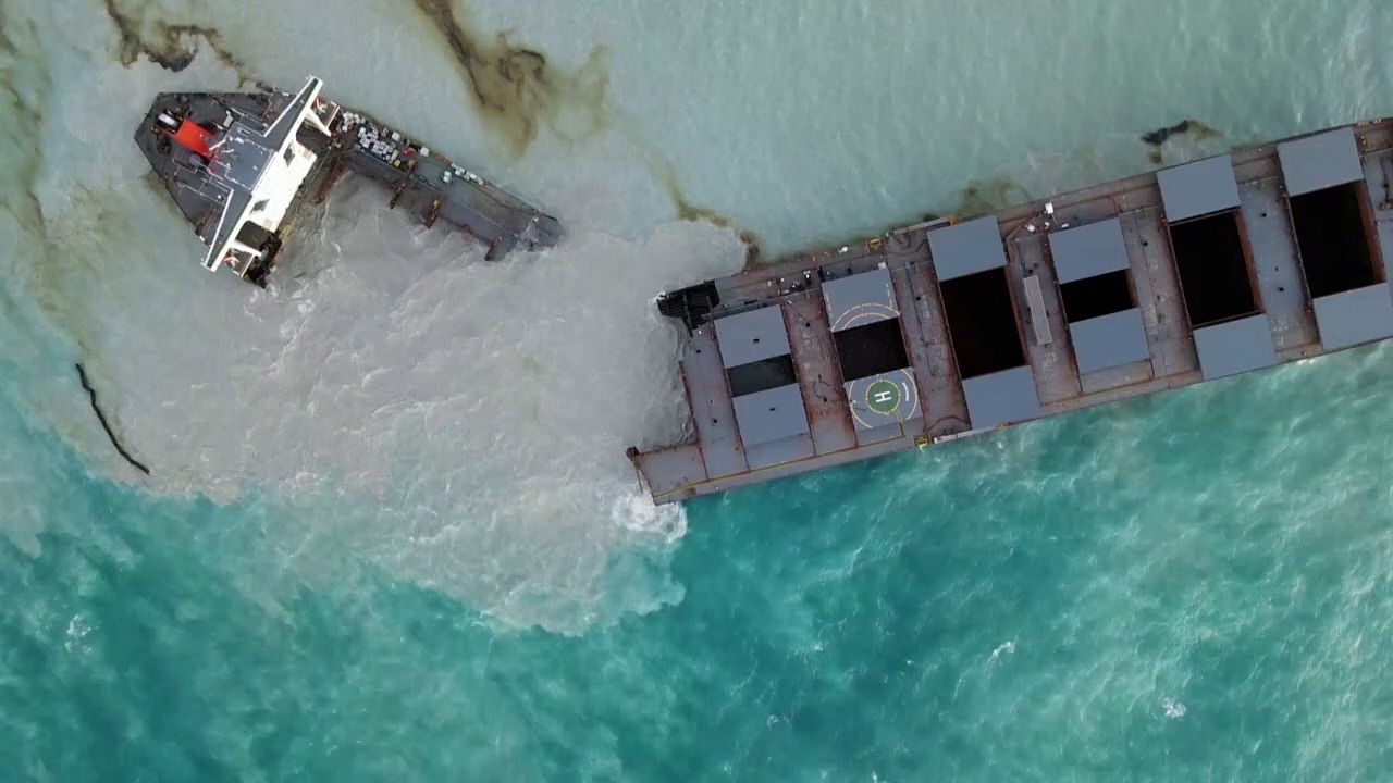 Vor Mauritius havarierter Frachter auseinandergebrochen