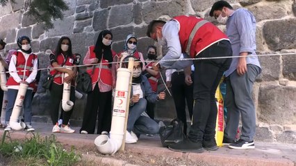 Kayseri'de gönüllüler sokak hayvanları için mama ve su kabı yaptı