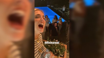 Chiara Ferragni y Fedez disfrutan de una noche de karaoke, con gallo incluido