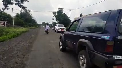 मक्सी में सड़क पर हुए गड्ढे