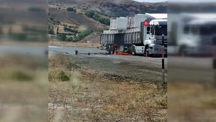 Tırın dorsesi alev alev yandı, yaşanan patlamalar böyle görüntülendi