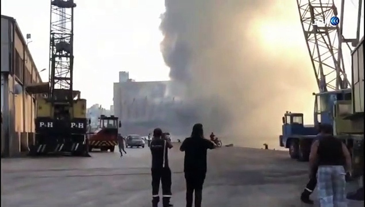 من اقرب نقطه رصد لحظة انفجار مرفأ لبنان وإطاحة التفجير بالعمال وفزع