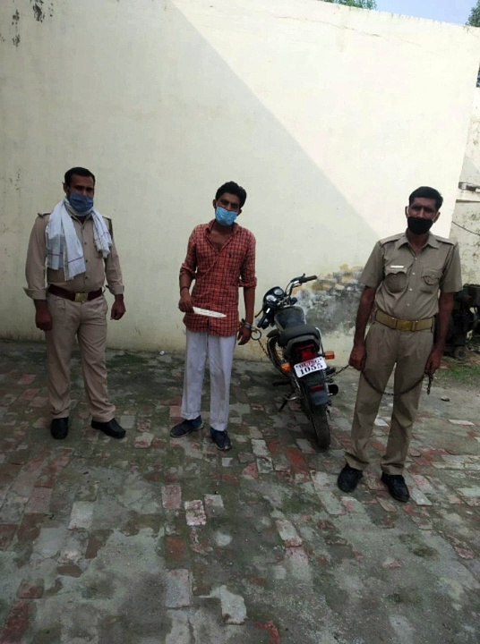 कांधला में चोरी की बाइक व अवैध चाकू सहित शातिर गिरफ्ता,र भेजा जेल