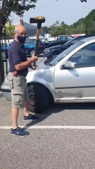 Homem parte o vidro de carro para salvar cão ofegante preso com 34ºC