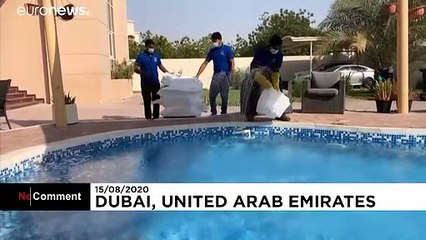 A Dubaï, des blocs de glace pour refroidir les piscines
