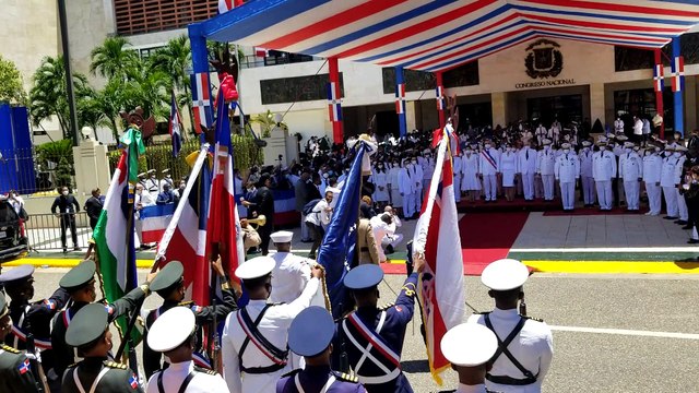Rinden honores militares al presidente Luis Abinader