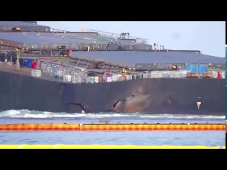Ship breaks apart after Mauritius oil spill