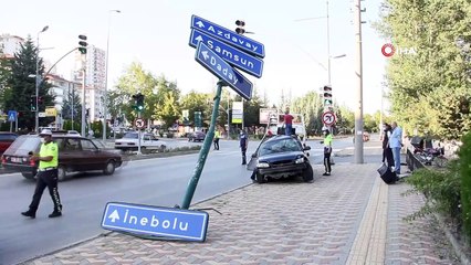 Direğe çarpan otomobil ortadan yamuldu