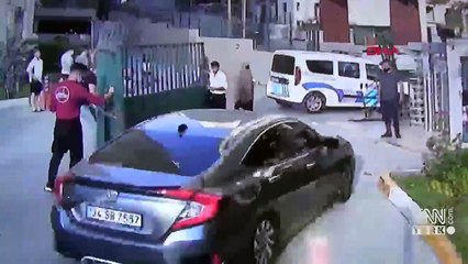 Yönetime kızdı, otomobille site kapısını yıktı