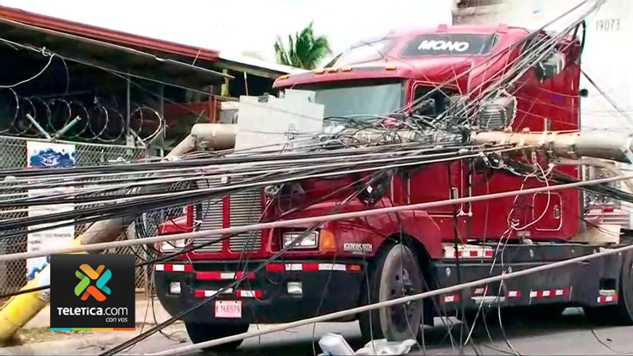 tn7-choque-santa-ana-postes-trailer-160820