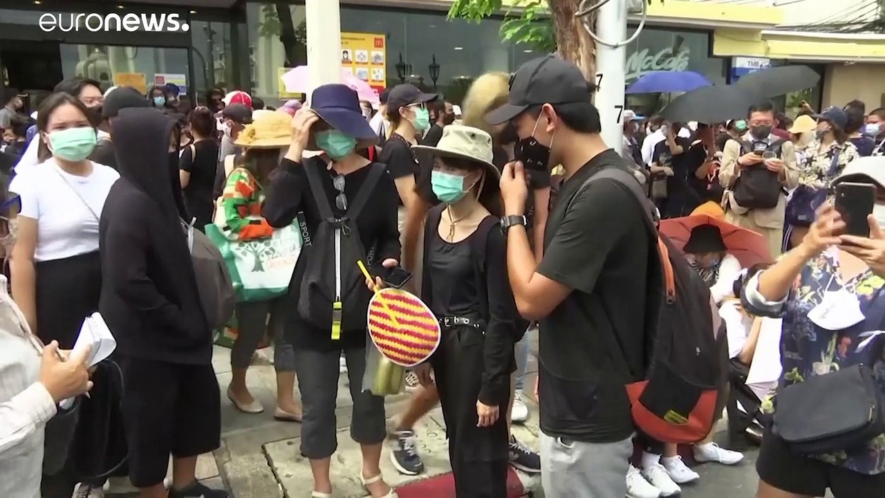 Demonstrationen in Thailand - Zehntausende fordern Neuwahlen