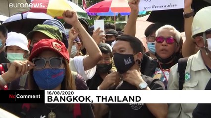 Ezrek tüntettek Bangkokban a kormány ellen