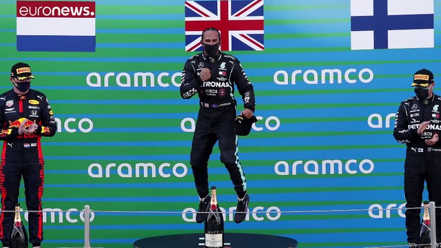 Хэмилтон уходит в отрыв