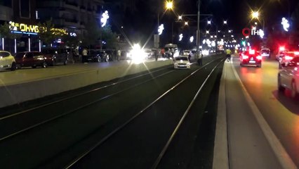 Otomobil sürücüsü önüne çıkan yayalara çarpmamak için tramvay yoluna uçtu: 2 yaralı